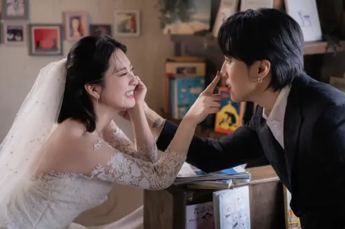▲焦凡凡（左）和婁峻碩也拍了氣氛俏皮的婚紗照，呈現可愛的互動。（圖／想不到音樂工作室提供）
