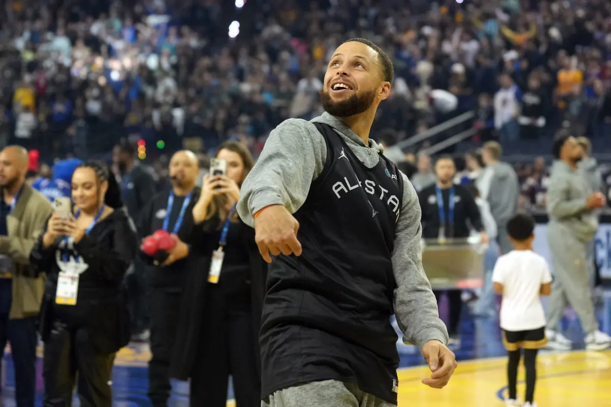 ▲Stephen Curryw投進超高難度背框 Logo Shot，讓球迷與隊友驚呼連連，也引發 「H-O-R-S-E」花式投籃挑戰賽回歸的熱議。（圖／美聯社／達志影像）