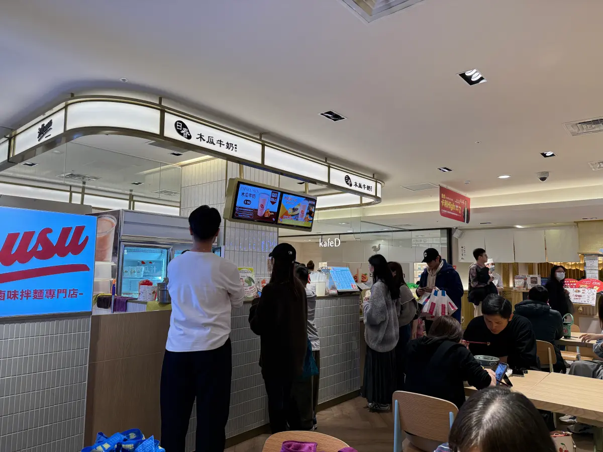 ▲日春木瓜牛奶遭爆料使用「發霉木瓜」打果汁，但實際觀察假日下午在百貨的門市持續有客人上門點餐。（圖／記者周淑萍攝）