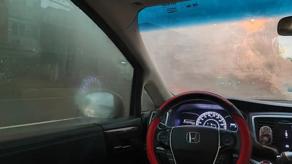 ▲近期早晚溫差相當大，許多人的愛車玻璃上細小的水珠吸附上，嚴重影響視線。（圖／翻攝愛車褓母網站）