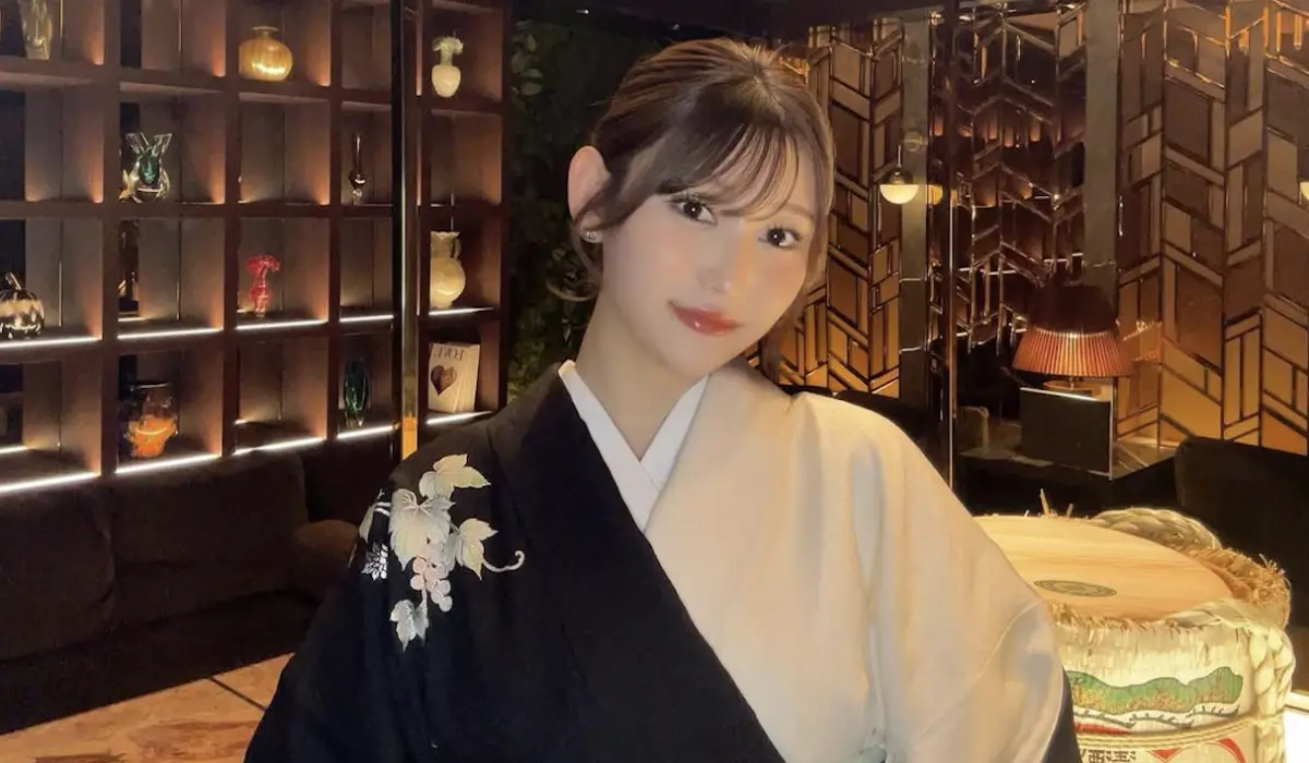 ▲前偶像志田愛佳2022年宣布自己轉行當酒店女公關，近日在節目上被問到年收入是否破億，她笑而不語，默認的態度令在場來賓瞬間意會。（圖／翻攝自志田愛佳 IG）