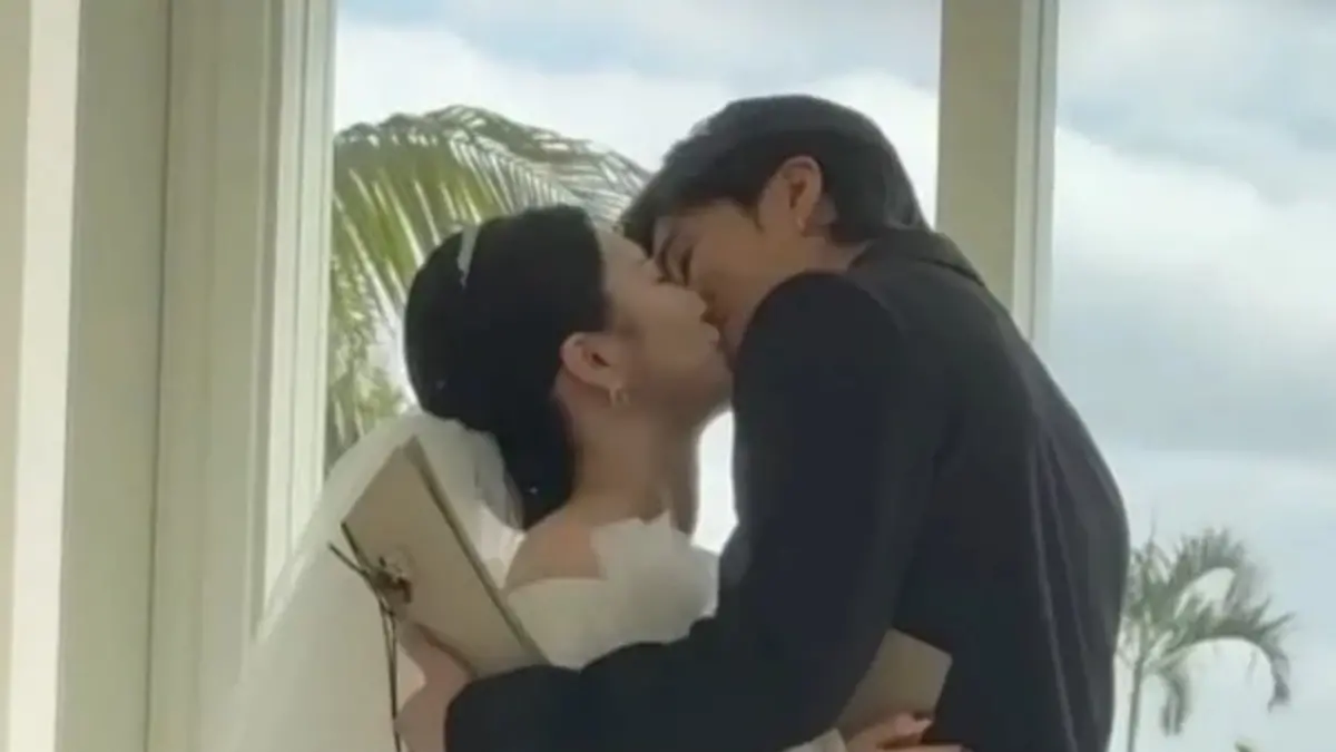 ▲婁峻碩（右）今（16）日和焦凡凡（左）在沖繩舉辦婚禮，婁峻碩更在儀式中急喊：「我什麼時候能親她？」豈料下1秒便霸氣深吻焦凡凡，浪漫情景讓現場眾人瘋狂尖叫。（圖／IG patrickbrasca）