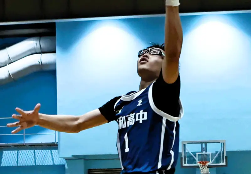 ▲錦和國中眼鏡俠朱貫瑜上籃，輸球仍自我檢討。（圖／U19籃球聯盟提供）