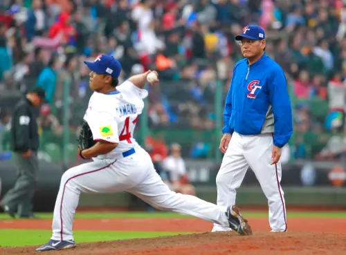 曾在2013年經典賽擔任中華隊總教練的謝長亨(右)看好本屆中華隊年輕投手潛力,照片中為2013年經典賽,王建民(左)是當時中華隊王牌,現在則是中華隊牛棚教練 ▲曾在2013年經典賽擔任中華隊總教練的謝長亨(右)看好本屆中華隊年輕投手潛力,照片中為2013年經典賽,王建民(左)是當時中華隊王牌,現在則是中華隊牛棚教練