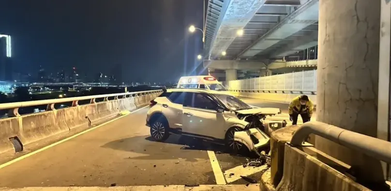 ▲17日凌晨3時許，台64線快速道路往八里方向，發生自撞車禍。一輛白色休旅車撞上橋墩，駕駛昏迷且受困車內。（圖／翻攝畫面）