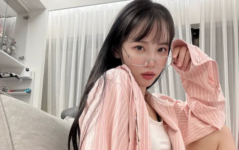 ▲Joeman前女友咪妃（如圖）昨日表示自己突然收到「反骨男孩」成員培根的私訊，要她去安慰Joeman，咪妃傻眼曝光兩人對話，開嗆培根「你禮貌嗎」。（圖／咪妃臉書）