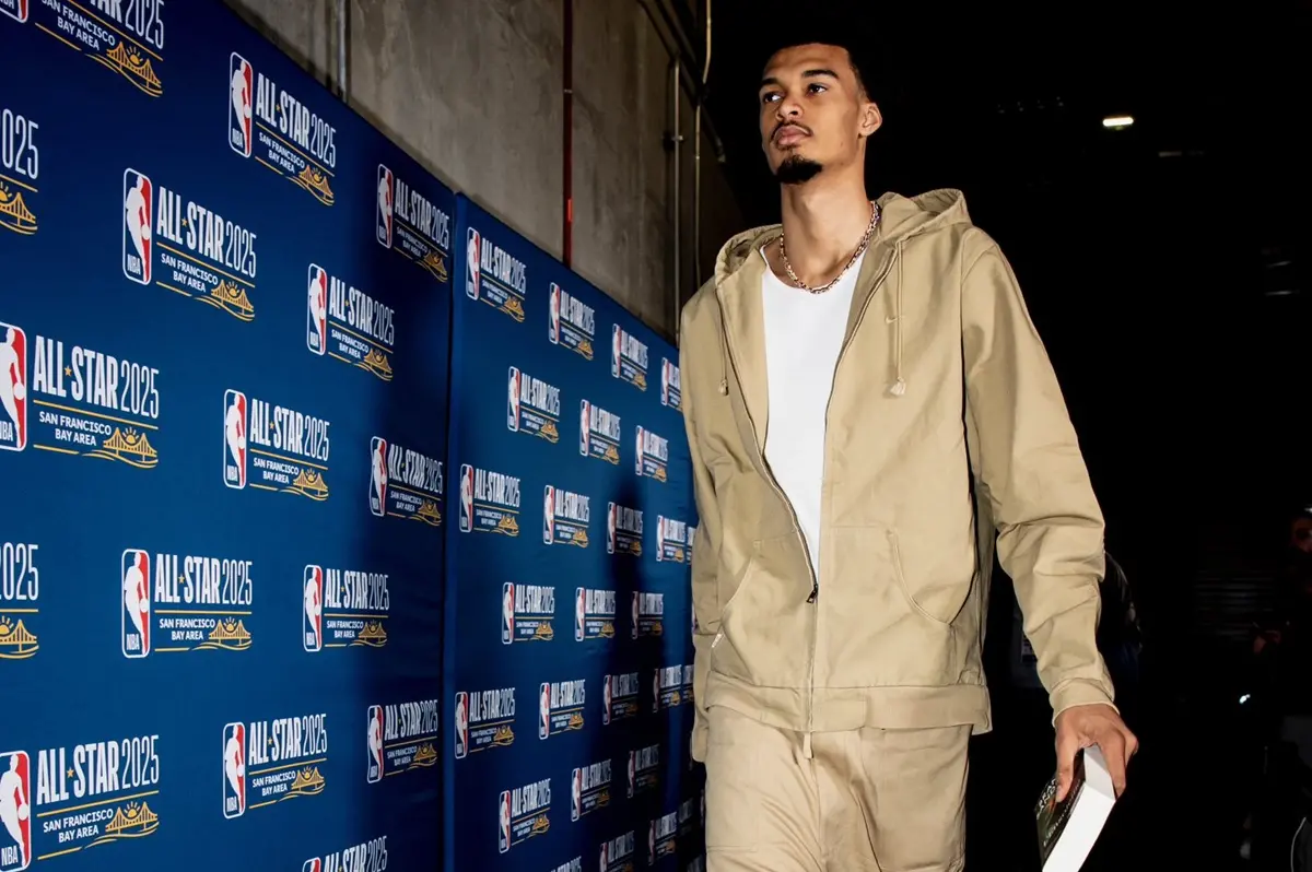 ▲丹佛金塊中鋒Nikola Jokic看到聖安東尼奧馬刺隊新星Victor Wembanyama竟然帶了一本書來明星賽時，他肯表情不敢置信。（圖／取自聖安東尼奧馬刺X）