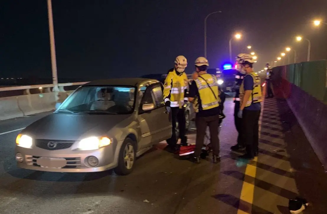 ▲屏東縣萬丹鄉台88快速道路15.8公里處，16日晚間22時14分許發生一起死亡車禍，一名駕駛先被撞飛到對向車道後，再被第二輛車撞擊，當場死亡。（圖／屏東縣消防局提供）