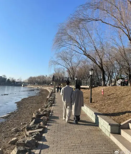 吳謹言、洪堯散步。(圖/翻攝自微博) ▲吳謹言、洪堯散步。(圖/翻攝自微博)