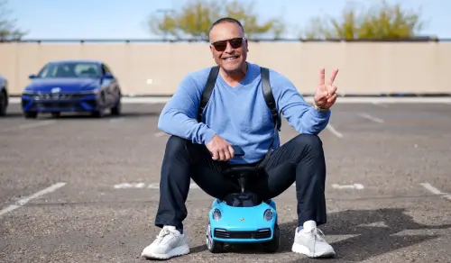 在發現這場惡作劇後,Dave Roberts教練不僅沒有生氣,還乾脆親自坐進兒童版保時捷 試駕,現場氣氛瞬間充滿歡笑。 ▲在發現這場惡作劇後,Dave Roberts教練不僅沒有生氣,還乾脆親自坐進兒童版保時捷 試駕,現場氣氛瞬間充滿歡笑。(圖/洛杉磯道奇 X)