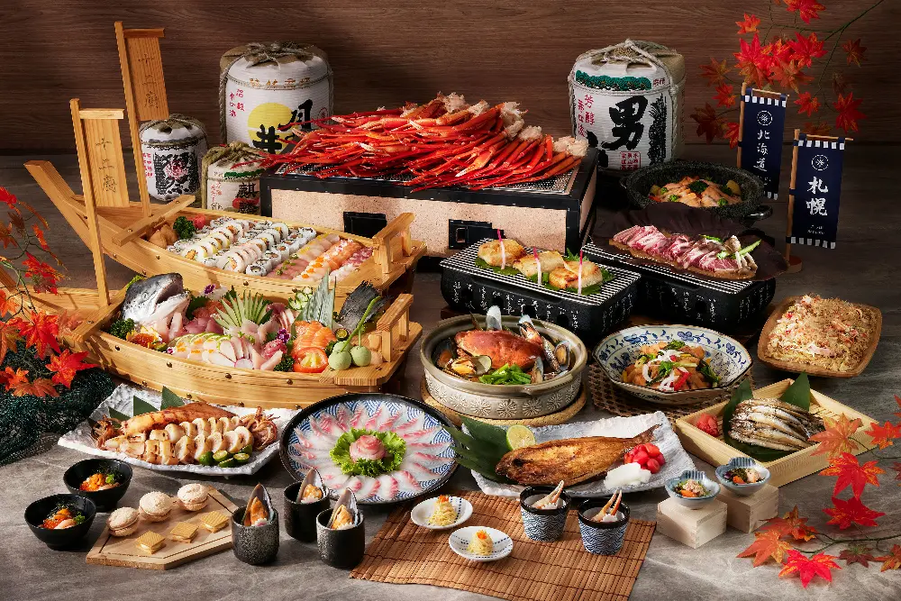 ▲台北喜來登「十二廚自助餐廳」即日起至3月31日的週一至週三午餐及晚餐，祭出「4人同行1人免費」，可用約75折優惠、每人1299元起價格，享有松葉蟹、牛排等無限吃。（圖／台北喜來登提供）