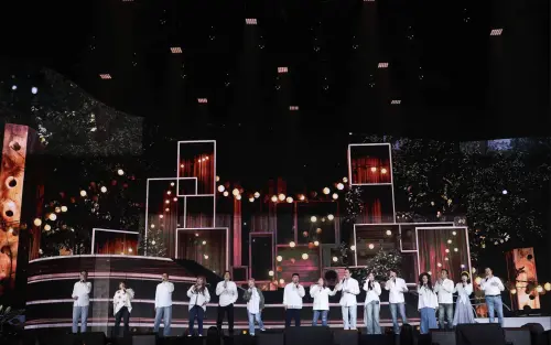 ▲《民歌50高峰會》場地設計有巧思,10多位歌手一起站在台上,氣勢十足。(圖/寬宏藝術提供) ▲《民歌50高峰會》場地設計有巧思,10多位歌手一起站在台上,氣勢十足。(圖/寬宏藝術提供)