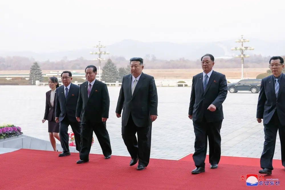 ▲金正日冥誕，北韓領導人金正恩罕見前往陵墓致意。(圖：KCNA)