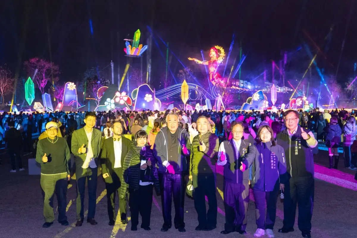 ▲國際知名建築大師隈研吾(中者)與副市長黃國榮為女媧主燈秀按讚(圖／民政局提供2025.2.17)