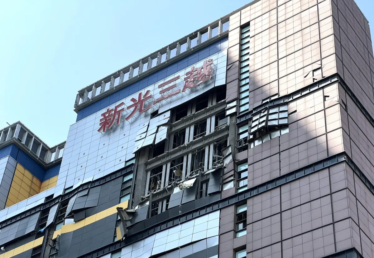 ▲新光三越台中中港店13日發生嚴重氣爆，到目前仍處於停業的狀態，業者緊急啟動第二賣場計畫。（圖／記者顏幸如攝，2025.02.17）