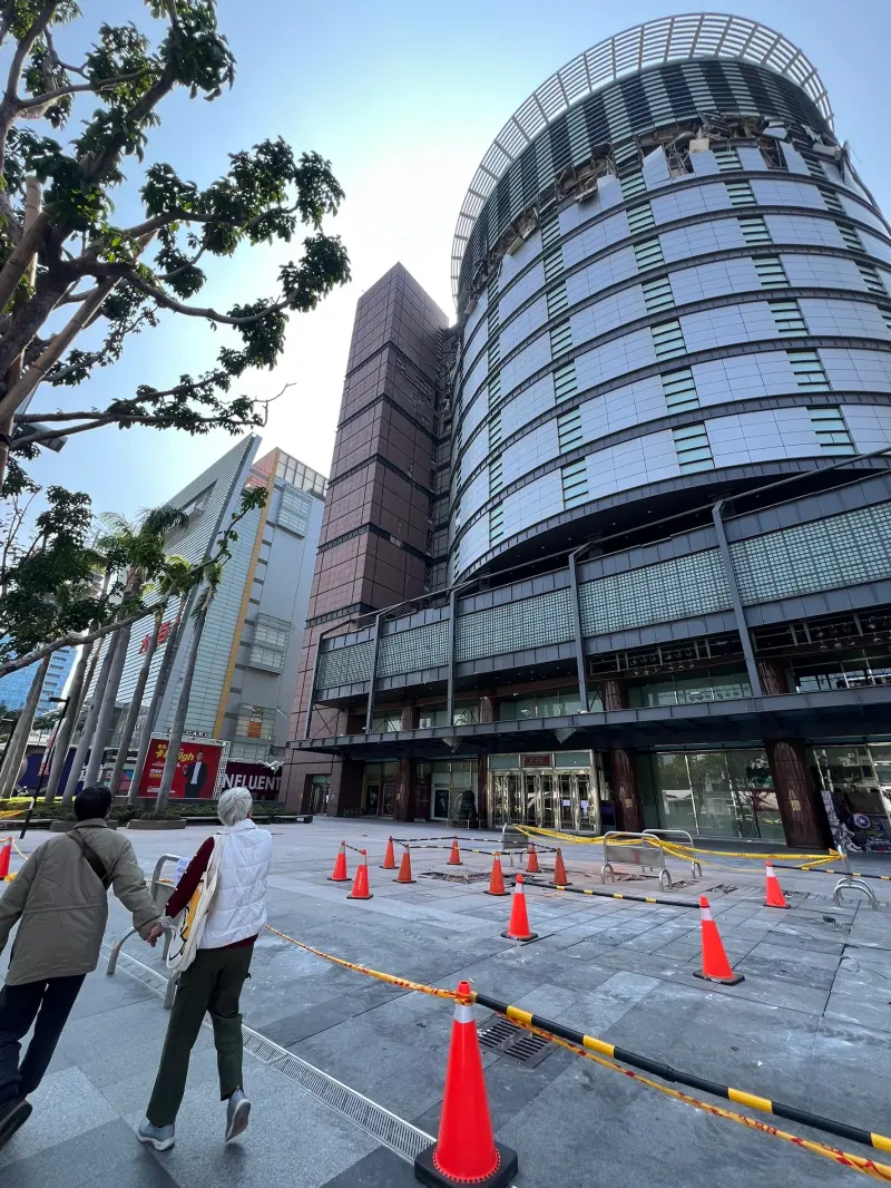 ▲新光三越前的人行道仍進行管制，行人須快步通過。（圖／記者顏幸如攝，2025.02.17）