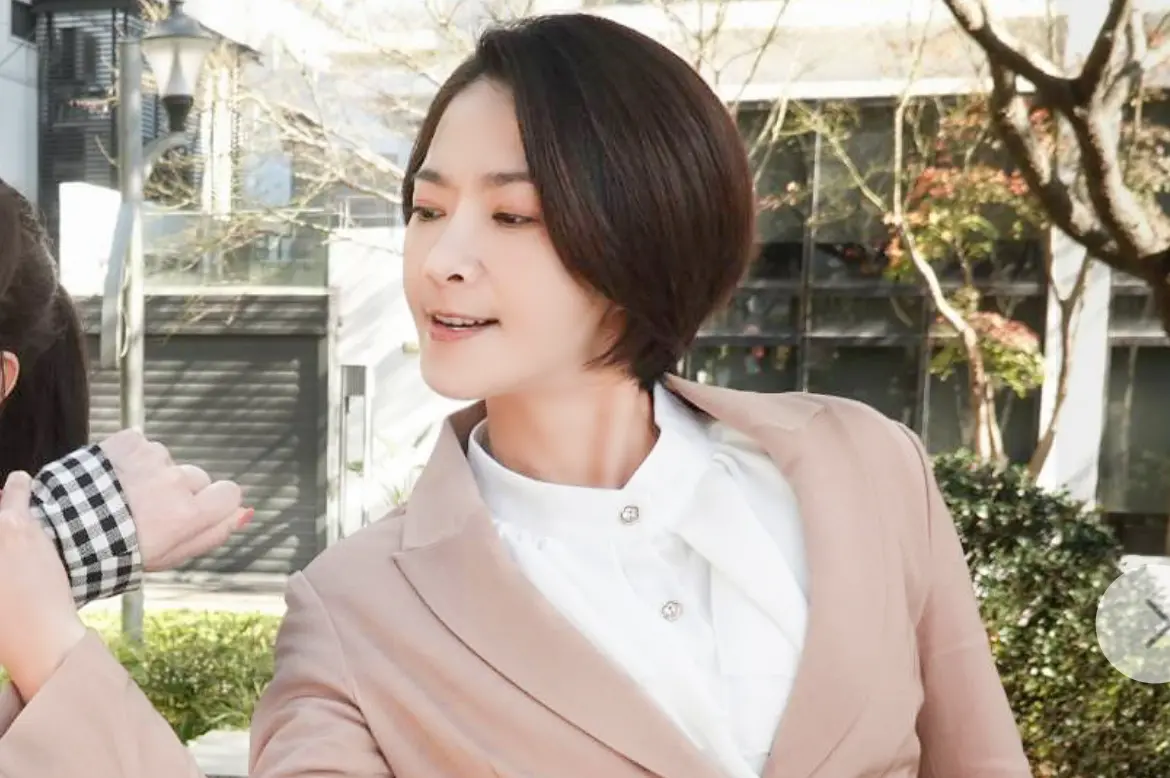 ▲侯怡君（如圖）在拍戲時暴揍飾演小三的楚宣，傳出楚宣因此瘀青掛彩。對此，電視台否認侯怡君舉止有過頭，強調一切都是依劇情鋪排。（圖／侯怡君臉書）