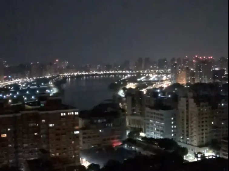 ▲台北市區今（17）日凌晨，天空突然傳出詭異巨響，有網友透過鏡頭紀錄在中正區、大直區附近有長達數分鐘的巨大吼聲，彷彿外星人要登陸地球。（圖／翻攝自Threads）