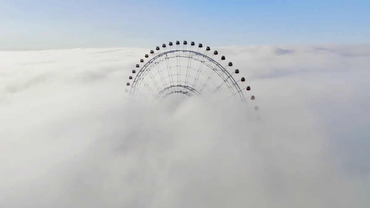 ▲台中日前發布濃霧特報，有空拍師紀錄下麗寶樂園摩天輪位在雲海中的絕美畫面。（圖／空拍師施順墉提供）