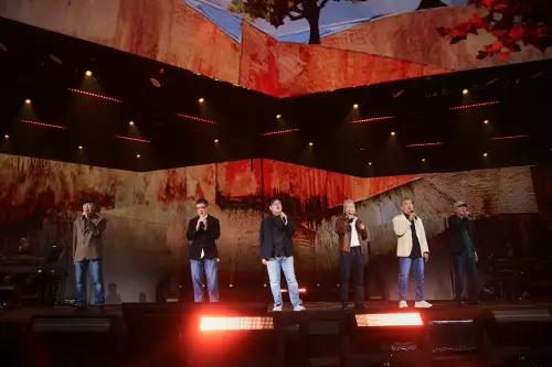 民歌五十演唱會木吉他合唱團演出。左起為黃慶元、李宗盛、陳秀男、江學世、張炳輝、劉因國。(圖/中華音樂人交流協會提供) ▲民歌五十演唱會木吉他合唱團演出。左起為黃慶元、李宗盛、陳秀男、江學世、張炳輝、劉因國。(圖/中華音樂人交流協會提供)