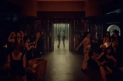 ▲《死了一個娛樂女記者之後》重現酒池肉林的「頂級招待所」,林予晞和薛仕凌進入拍攝場地後都忍不住驚呼:「一走進去馬上入戲!」(圖/鏡文學) ▲《死了一個娛樂女記者之後》重現酒池肉林的「頂級招待所」,林予晞和薛仕凌進入拍攝場地後都忍不住驚呼:「一走進去馬上入戲!」(圖/鏡文學)