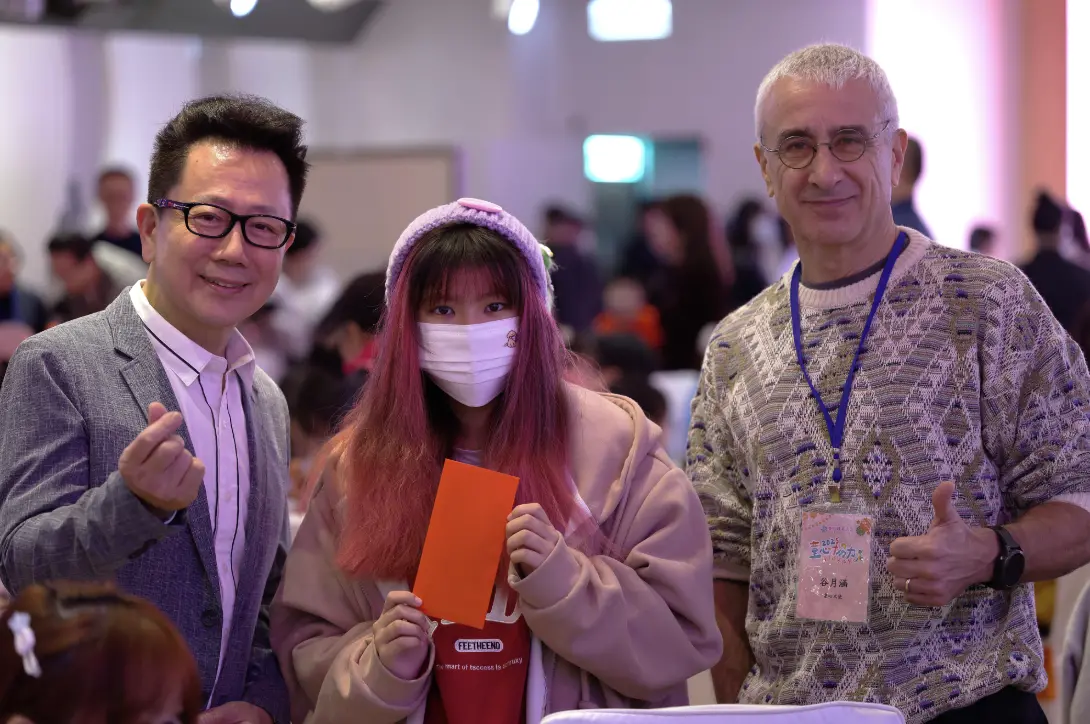 ▲賽珍珠基金會執行長陳杰昇和愛心大使谷月涵頒發助學紅包給孩子，勉勵孩子勤勉向學。（圖／賽珍珠基金會提供）