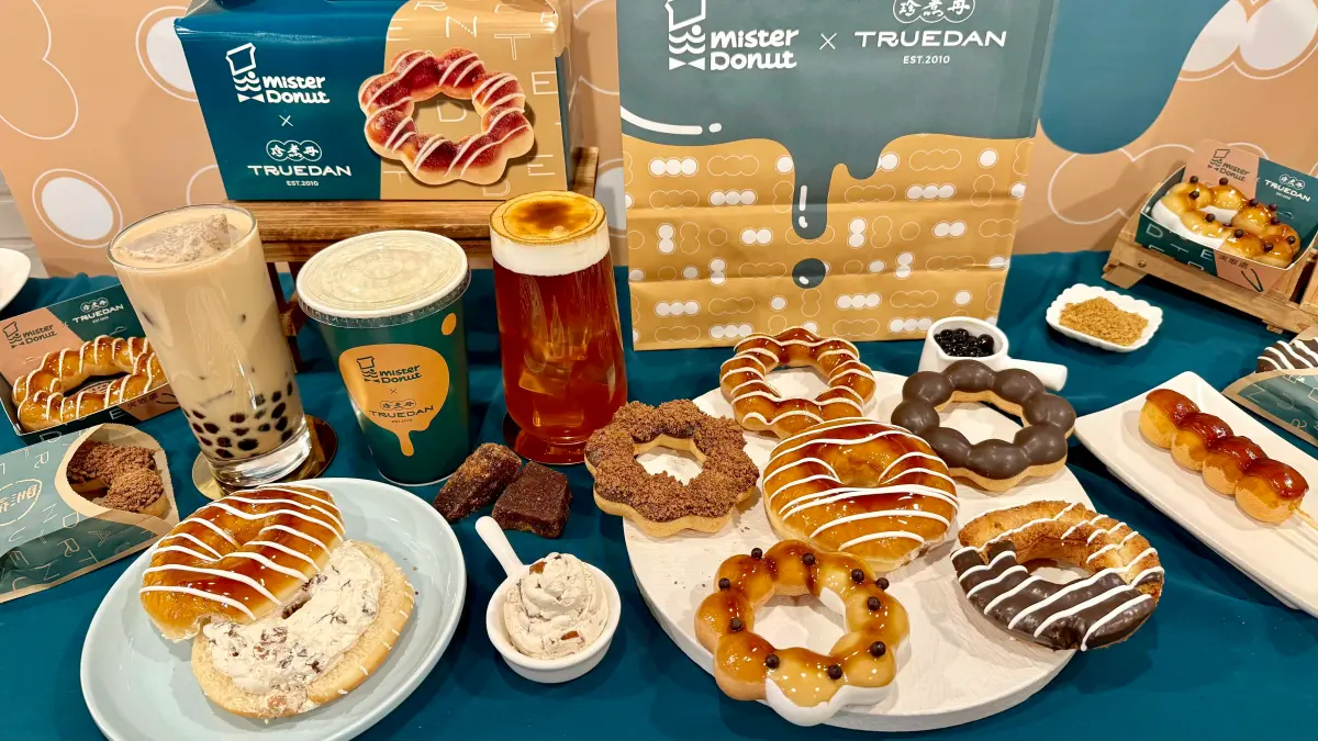 ▲Mister Donut買一送一！全新聯名手搖飲「珍煮丹」開吃黑糖季，把「黑糖珍珠鮮奶」變成波堤、歐菲香、黃金圈等7款甜甜圈，還有2款現做飲品，搶先開箱價格品項、「買5送1、買6送2」優惠一覽。（圖／記者蕭涵云攝）