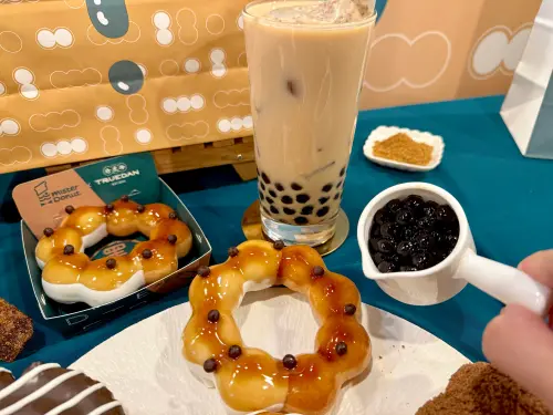 ▲Mister Donut全新聯名手搖飲料「珍煮丹」開吃黑糖季！「黑糖珍珠鮮奶」變成甜甜圈。（圖／記者蕭涵云攝）