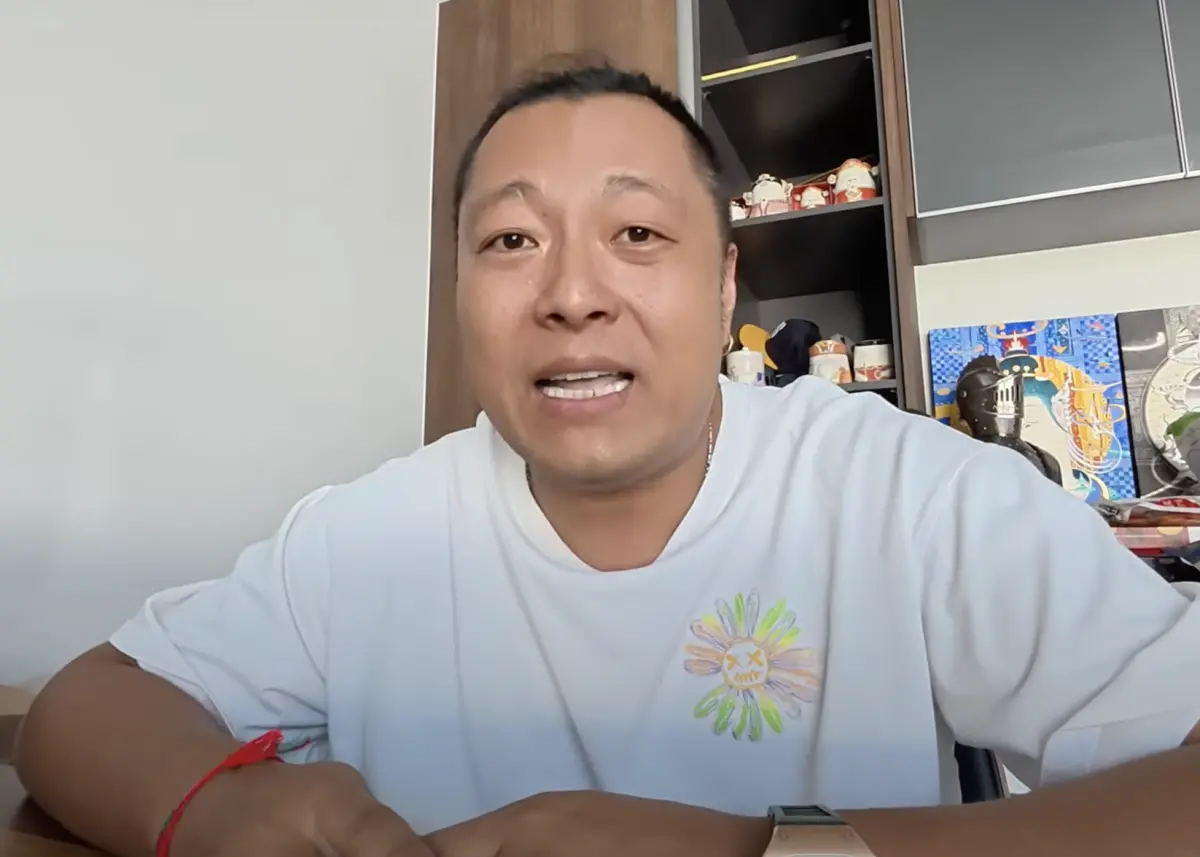 ▲網紅Sean（上圖）和搭檔陳老師等人的YouTube頻道影片有相當多的台灣觀眾喜愛，近日兩人正式翻臉，陳老師揭露Sean和妻子丹丹在片中的表現是「演戲」，其實根本看不起頻道觀眾。Sean則反擊稱陳老師和台灣女粉絲有不正當的身體「連結」。（圖／摘自YouTube）