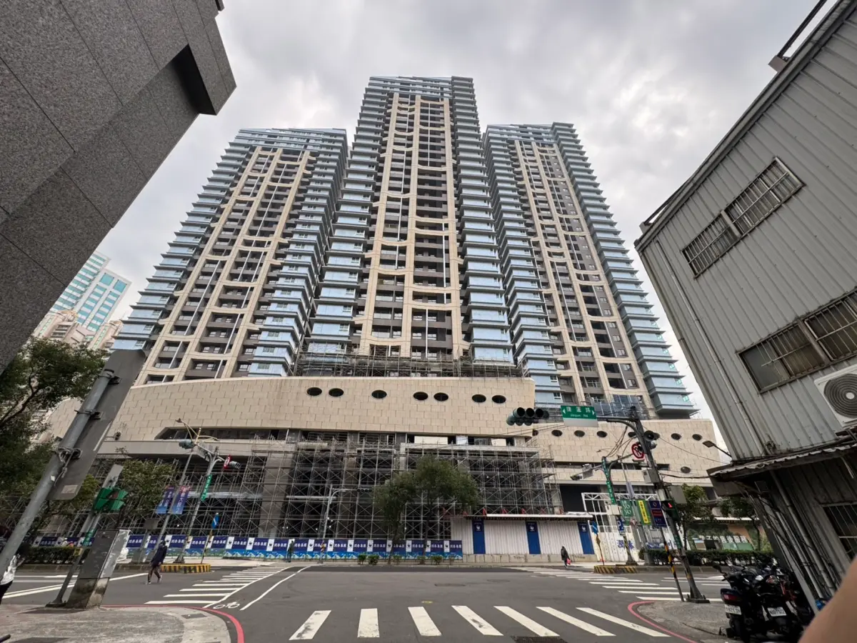 ▲新北市三重捷運站的捷運共構案，實價登錄已見單價百萬行情，也帶動周邊房市。（圖／信義房屋提供）