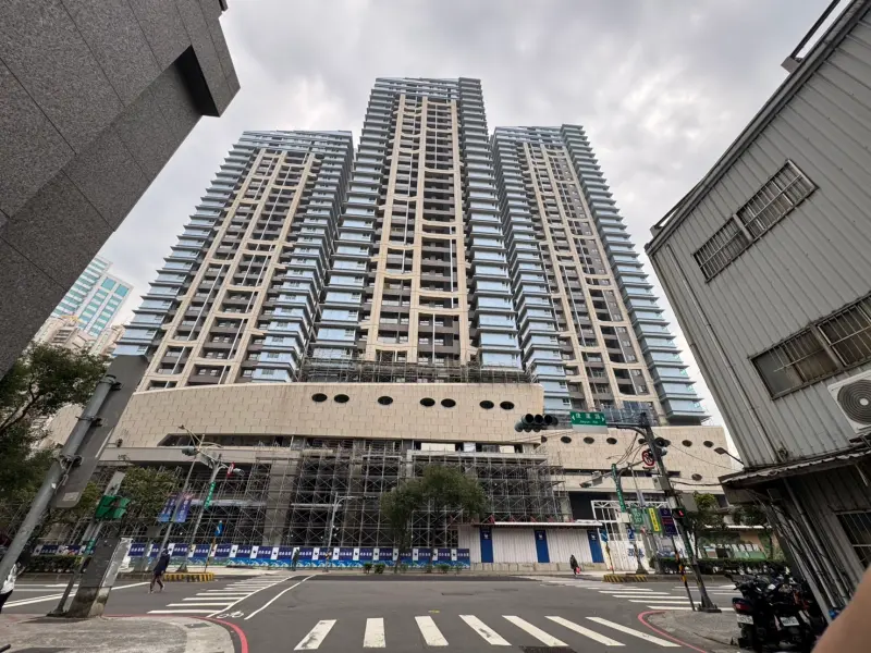 ▲新北市三重捷運站的捷運共構案，實價登錄已見單價百萬行情，也帶動周邊房市。（圖／信義房屋提供）