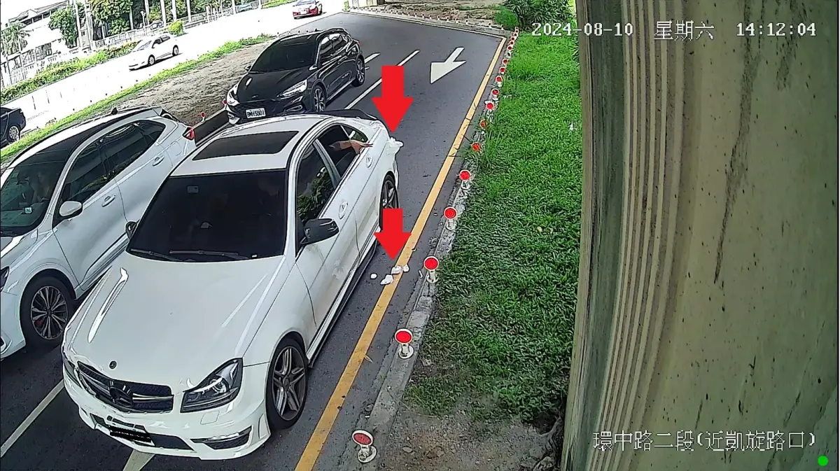 ▲環中路沿線遭駕駛亂丟垃圾，小客車丟衛生紙(圖／環保局提供2025.2.17)
