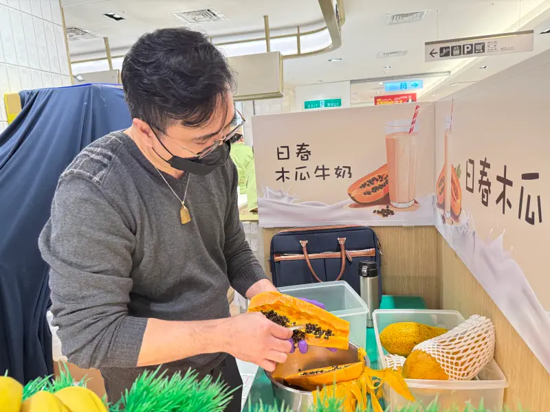 ▲被點名是日春叫最多「黑心木瓜」的加盟店，林老闆不滿怒嗆爆料者「歡迎提供叫貨證據」，同時也表示已和北部多間加盟主準備向爆料者提出法律行動。（圖／記者周淑萍攝）