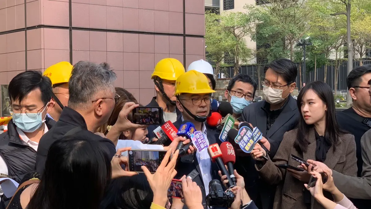 ▲新光三越台中中港店發生氣爆後第五天，外界質疑「裝修未申請」，營業本部副本部長謝英明副總首度坦承「送件過程有瑕疵」，並回應瓦斯外洩等事故原因。說明已委請專業建築師啟動「安全防護計劃」今送件。（圖／讀者提供）