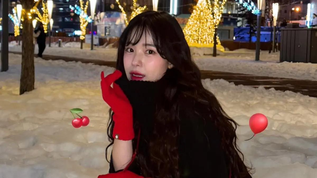 ▲李多慧到日本旅遊，只見她穿著激短短裙，展現出前凸後翹的好身材，一雙黑絲長腿一覽無遺，裙子短到要被看光，讓17萬人看傻驚呼：「看到了！」（圖／李多慧IG）