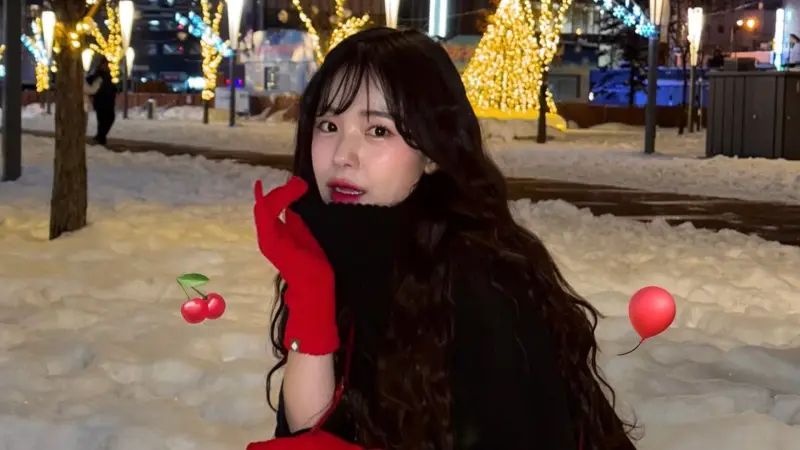 ▲李多慧到日本旅遊，只見她穿著激短短裙，展現出前凸後翹的好身材，一雙黑絲長腿一覽無遺，裙子短到要被看光，讓17萬人看傻驚呼：「看到了！」（圖／李多慧IG）