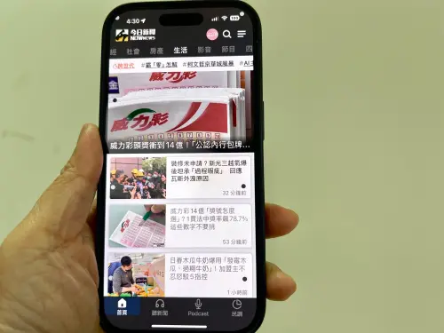 ▲「車輛動態提示」當偵測到車輛在移動時，螢幕邊緣會自動出現多顆小圓點，會跟著車輛移動，被稱為是「暈車族救星」。（圖／記者周淑萍攝）