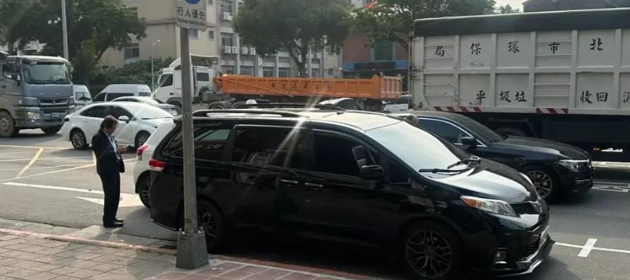 ▲王世堅稍早跑行程時，遭到追撞，目前正在警局做筆錄。（圖／翻攝畫面）