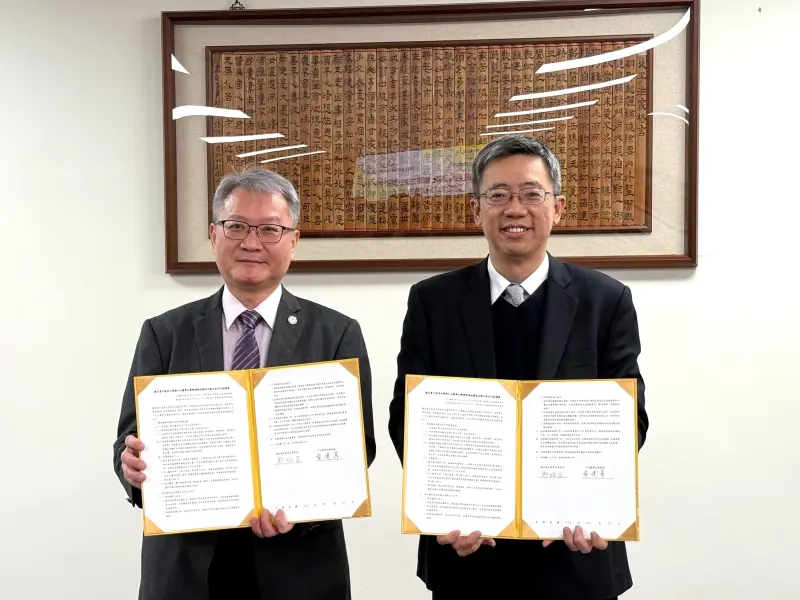 ▲中山醫大校長黃建寧(左)與中教大校長郭伯臣共同簽署「跨校輔系及雙主修合作協議」，推動學生跨域學習。（圖／中山醫大提供）