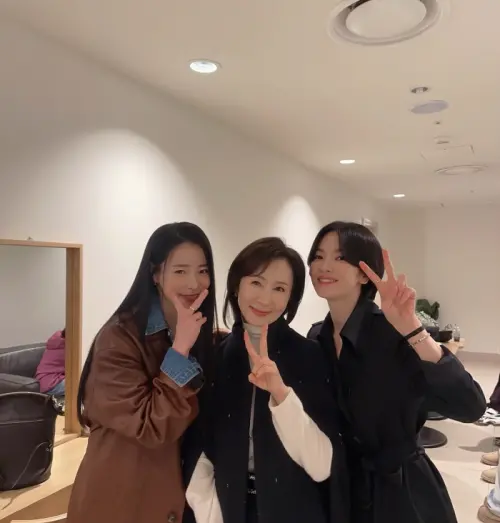 ▲錢忍和（中）與女兒一起創業，女星宋慧喬（右）都幫宣傳，展現演藝圈好交情。（圖翻攝自錢忍和IG）