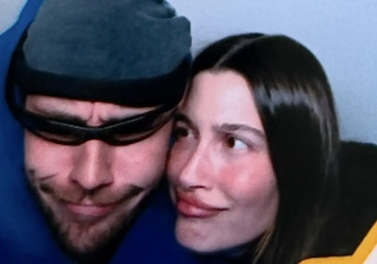 ▲小賈斯汀（左）與妻子海莉臉貼臉拍合照，在西洋情人節發布，似有意以行動來駁斥婚變傳言，也讓關心他的粉絲們鬆了口氣。（圖／摘自IG）