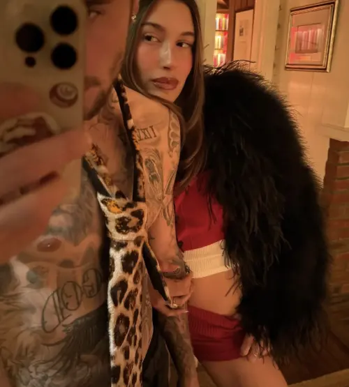 ▲小賈斯汀（左）裸上身，讓妻子海莉把頭靠在肩上，自拍合照，顯示兩人的感情仍很親密，不怕公開秀恩愛。（圖／摘自IG）