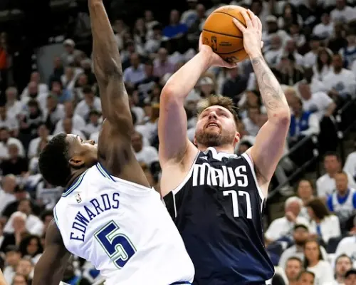 ▲Doncic(左)交易案爆出後,Edwards (右)直言自己很擔心,並呼籲球隊若有交易計畫應提前告知他。(圖/美聯社/達志影像) ▲Doncic(左)交易案爆出後,Edwards (右)直言自己很擔心,並呼籲球隊若有交易計畫應提前告知他。(圖/美聯社/達志影像)