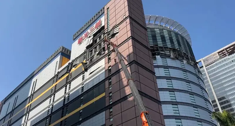 ▲新光三越台中中港店今天再度進行高樓外牆危險物排除工作。（圖／記者顏幸如攝，2025.02.17）