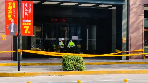 新光三越緊急申請外牆整修卻未附施工計畫 中市都發局退件 ▲新光三越高樓外牆仍有掉落危險,週邊拉起封鎖線管制。(圖/記者顏幸如攝,2025.02.17)