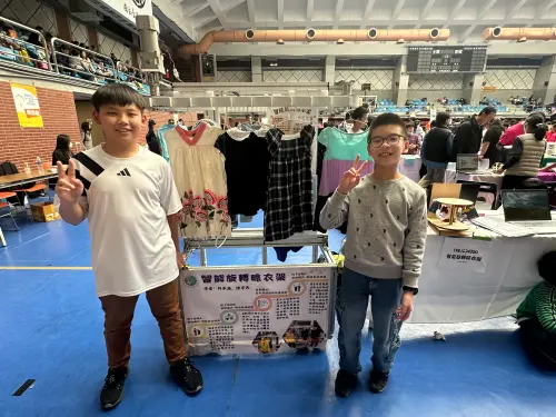 ▲智能旋轉晾衣架：減輕家務負擔，創造高效曬衣體驗，由林承澔與陳宇天共同發明，（圖／台中葳格提供）