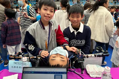 ▲不摔乖乖倒座椅獲得金牌獎，是守護長輩安全的貼心設計，由 宋承勳及曾承祐研發。（圖／台中葳格提供）