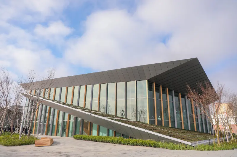 ▲逢甲大學共善樓是國際建築大師隈研吾精心打造，是水湳園區最矮、只有兩層樓的建築，（圖／逢甲大學提供）