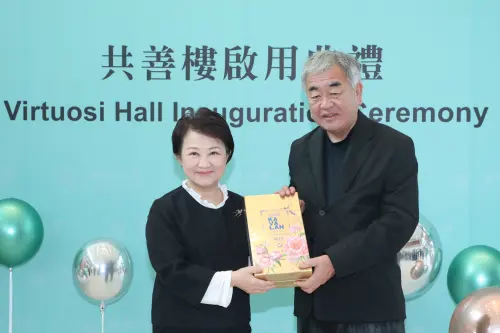全台唯一校園地景建築 投資逾50億逢甲大學共善樓啟用 台中市長盧秀燕前往逢甲大學共善樓,親自致贈禮品給隈研吾,(圖/逢甲大學提供)