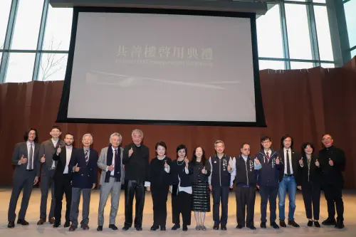 全台唯一校園地景建築 投資逾50億逢甲大學共善樓啟用 ▲逢甲共善樓啟用典禮,董事長高承恕、校長王葳、台中市長盧秀燕、副市長黃國榮以及隈研吾與千名師生校友,共同見證。(圖/逢甲大學提供)